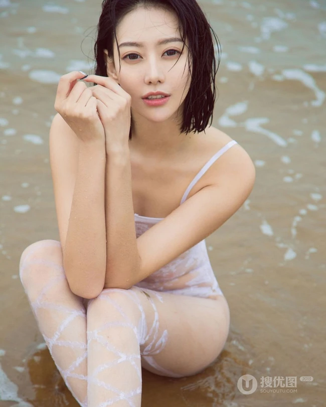 仗剑天涯，高挑银剑女郎付艺轩气质海边沙滩三套服饰写真图集