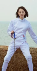仗剑天涯，高挑银剑女郎付艺轩气质海边沙滩三套服饰写真图集