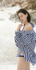 仗剑天涯，高挑银剑女郎付艺轩气质海边沙滩三套服饰写真图集