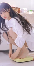 精选神仙颜值黑直长发小姐姐宽大白色T恤室内写真图片
