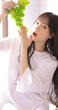 精选神仙颜值黑直长发小姐姐宽大白色T恤室内写真图片