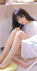精选神仙颜值黑直长发小姐姐宽大白色T恤室内写真图片