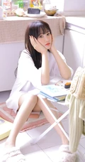 精选神仙颜值黑直长发小姐姐宽大白色T恤室内写真图片