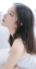 白皙肌肤，细腻自然，超绝美白皙女生紧身背心短裤气质写真