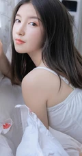 白皙肌肤，细腻自然，超绝美白皙女生紧身背心短裤气质写真