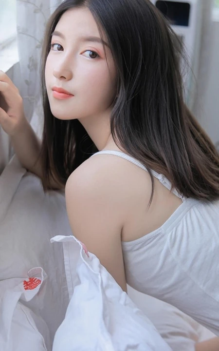 白皙肌肤，细腻自然，超绝美白皙女生紧身背心短裤气质写真