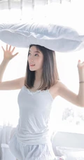 白皙肌肤，细腻自然，超绝美白皙女生紧身背心短裤气质写真