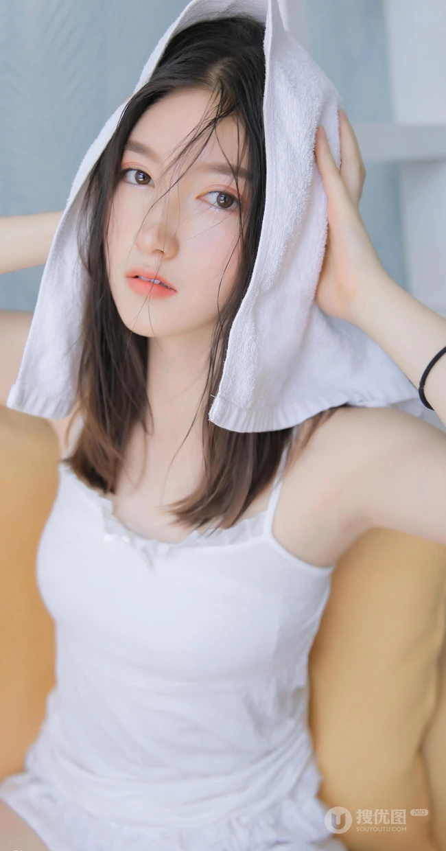 白皙肌肤，细腻自然，超绝美白皙女生紧身背心短裤气质写真