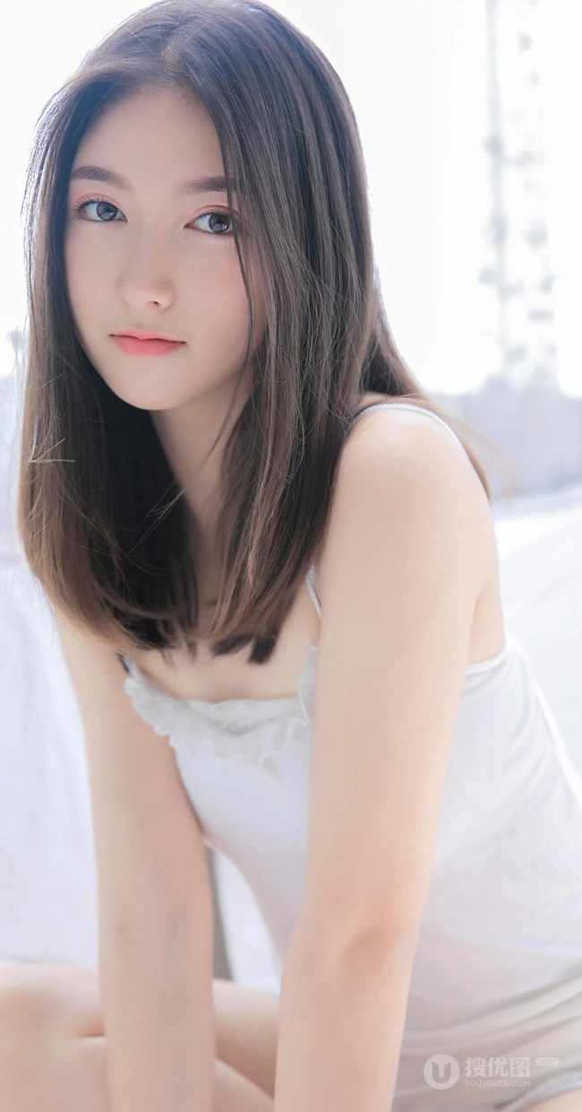 白皙肌肤，细腻自然，超绝美白皙女生紧身背心短裤气质写真