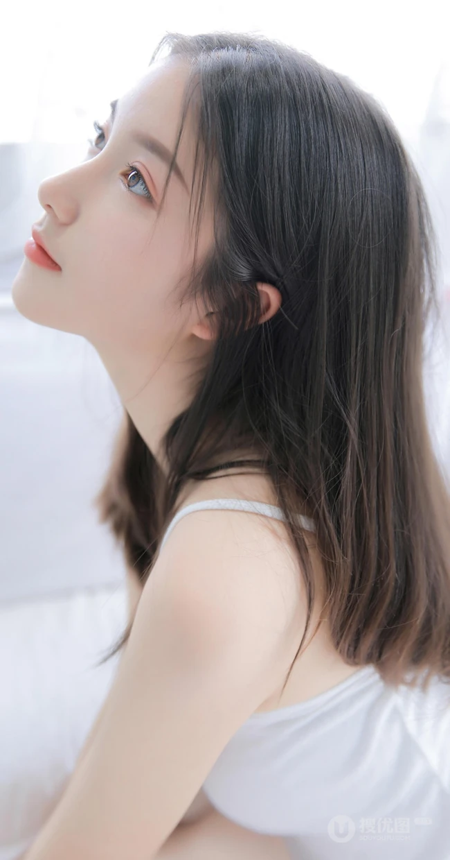 白皙肌肤，细腻自然，超绝美白皙女生紧身背心短裤气质写真