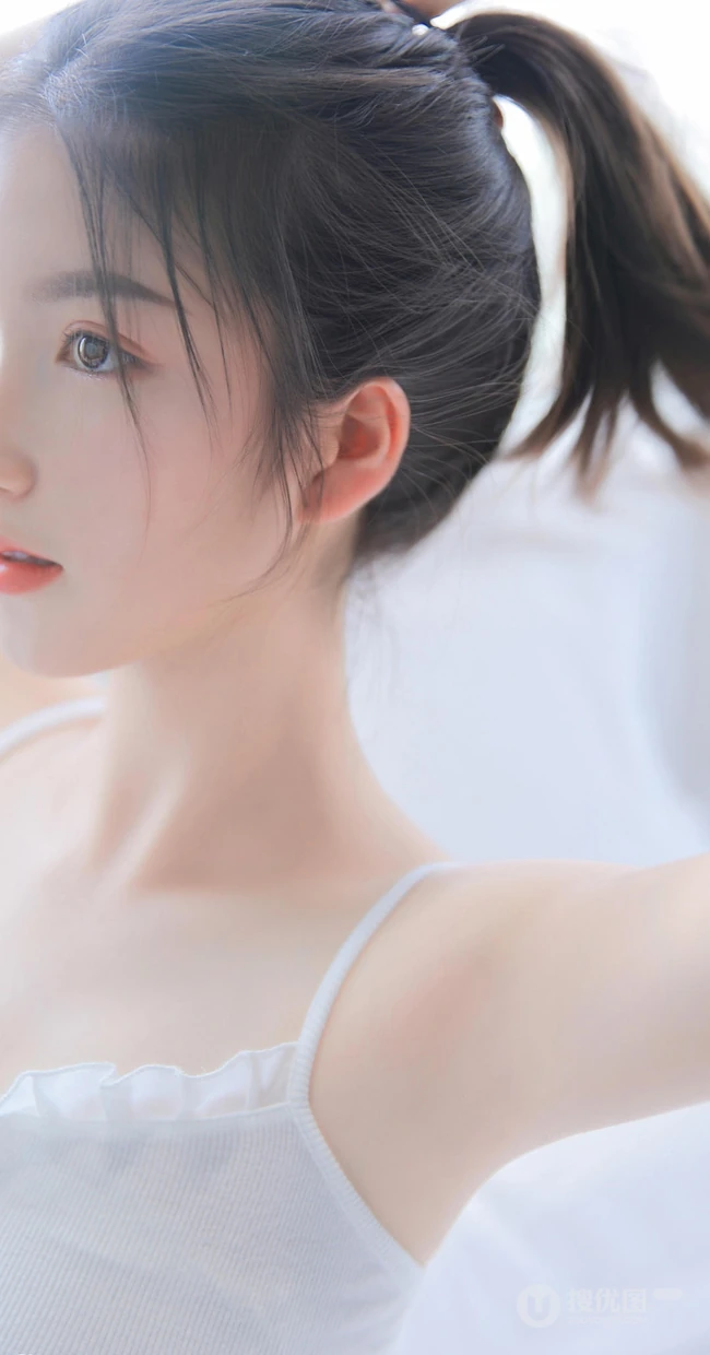白皙肌肤，细腻自然，超绝美白皙女生紧身背心短裤气质写真