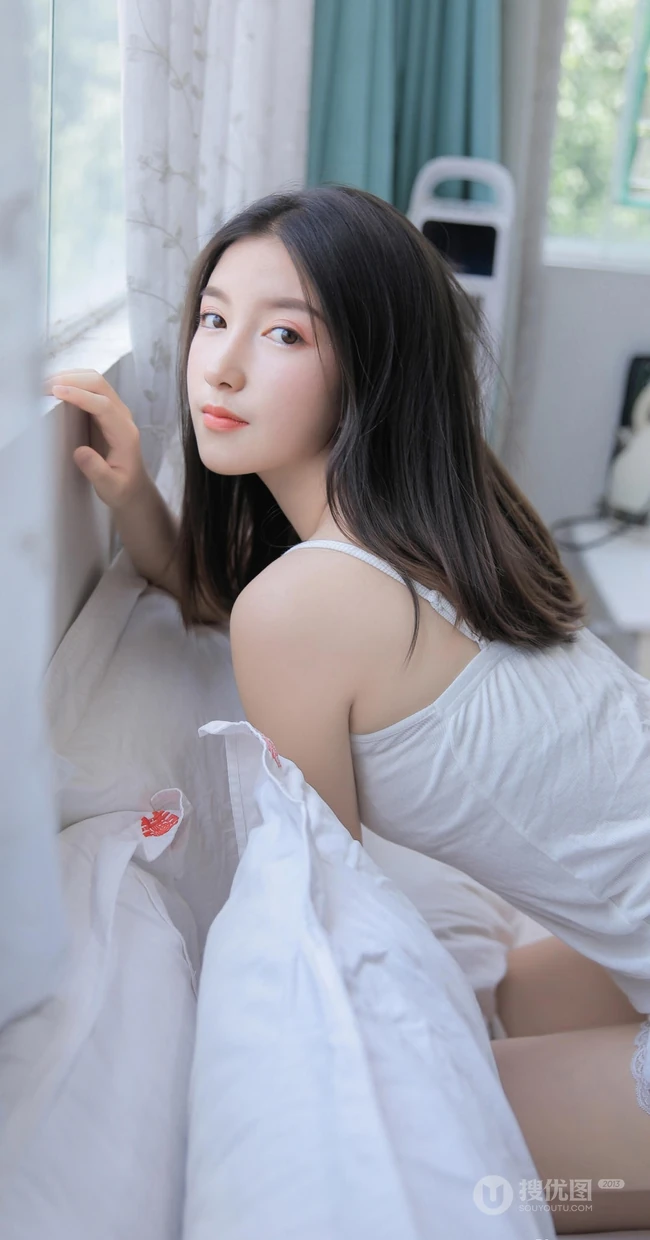 白皙肌肤，细腻自然，超绝美白皙女生紧身背心短裤气质写真