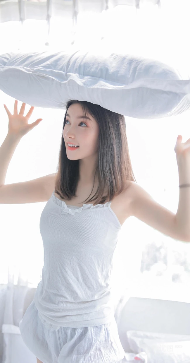 白皙肌肤，细腻自然，超绝美白皙女生紧身背心短裤气质写真