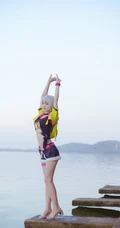 纤细有型纤细线条，可爱苗条美可爱女生户外河边cos写真图片