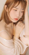 气质少女肩带家居服室内写真，很平常的女孩也有成熟气质的一面