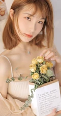 气质少女肩带家居服室内写真，很平常的女孩也有成熟气质的一面