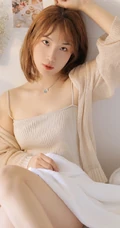 气质少女肩带家居服室内写真，很平常的女孩也有成熟气质的一面