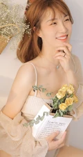气质少女肩带家居服室内写真，很平常的女孩也有成熟气质的一面