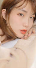 气质少女肩带家居服室内写真，很平常的女孩也有成熟气质的一面