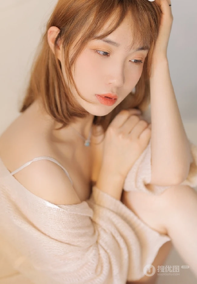 气质少女肩带家居服室内写真，很平常的女孩也有成熟气质的一面