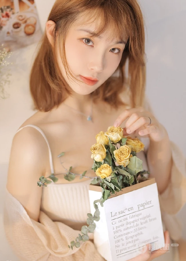 气质少女肩带家居服室内写真，很平常的女孩也有成熟气质的一面