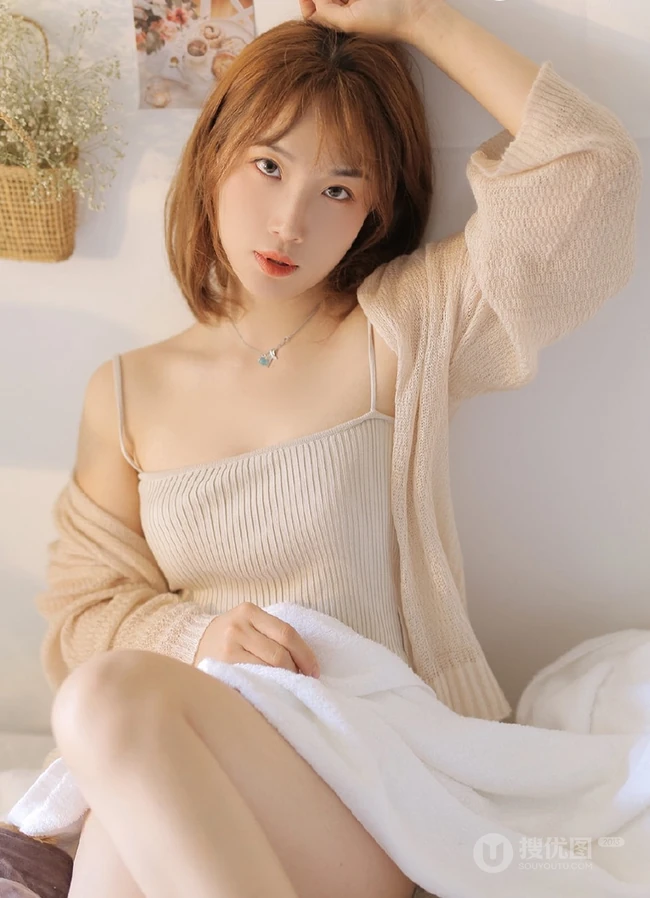 气质少女肩带家居服室内写真，很平常的女孩也有成熟气质的一面