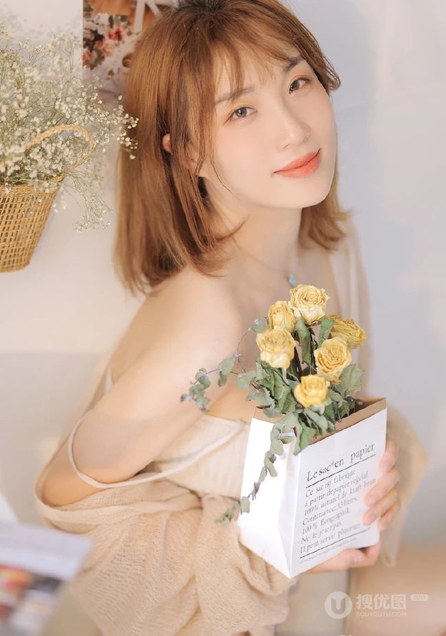 气质少女肩带家居服室内写真，很平常的女孩也有成熟气质的一面