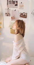 气质少女肩带家居服室内写真，很平常的女孩也有成熟气质的一面