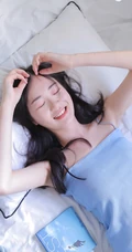 肩带短裤女孩的魅力，可爱型圆脸丸子头少女室内写真图片