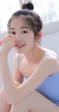 肩带短裤女孩的魅力，可爱型圆脸丸子头少女室内写真图片