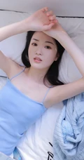 肩带短裤女孩的魅力，可爱型圆脸丸子头少女室内写真图片