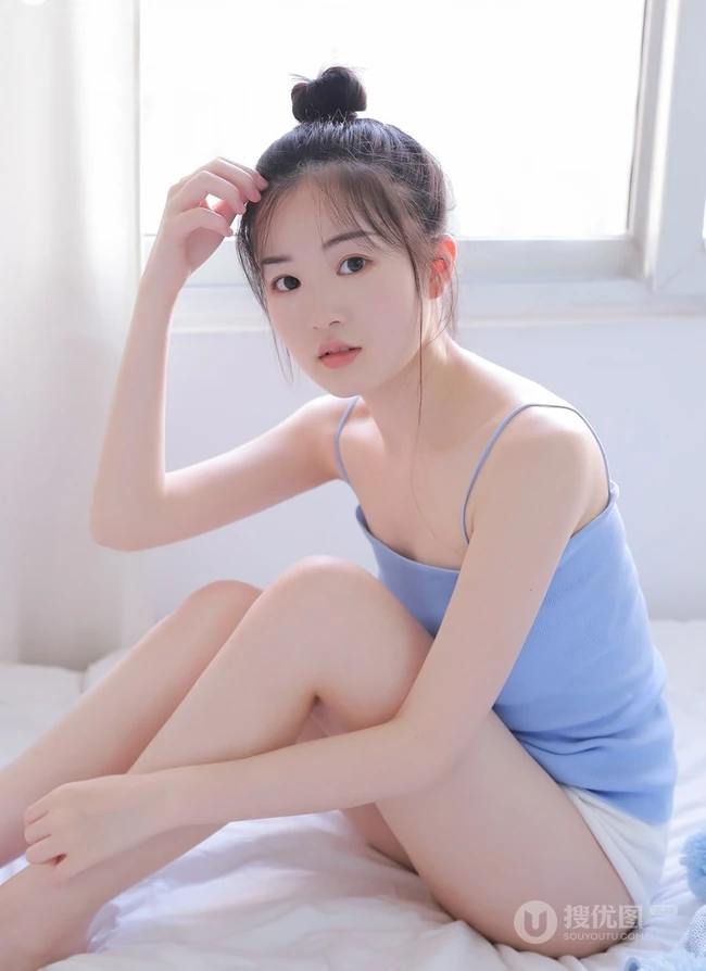 肩带短裤女孩的魅力，可爱型圆脸丸子头少女室内写真图片