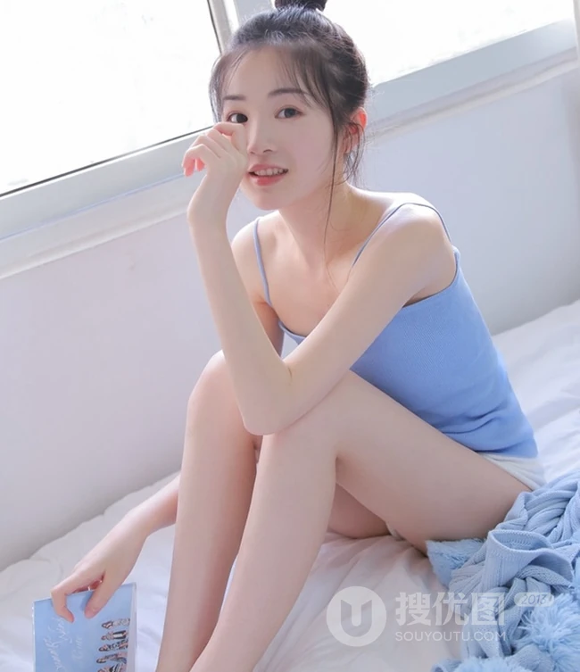 肩带短裤女孩的魅力，可爱型圆脸丸子头少女室内写真图片