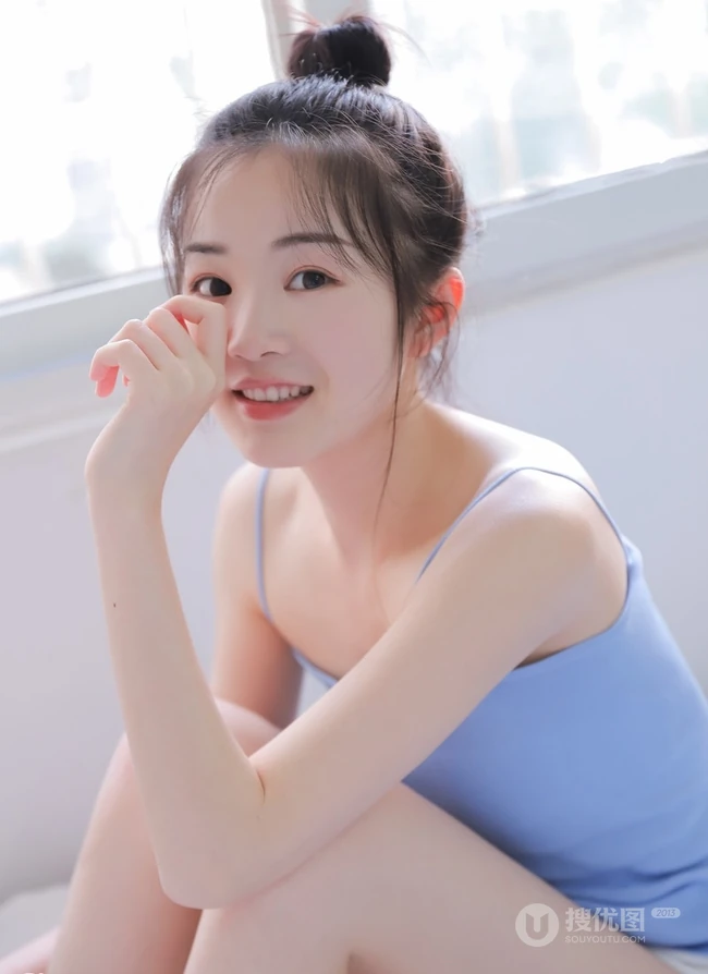 肩带短裤女孩的魅力，可爱型圆脸丸子头少女室内写真图片