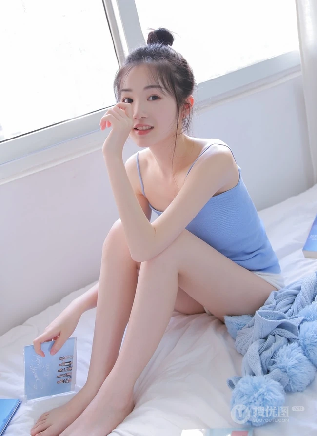 肩带短裤女孩的魅力，可爱型圆脸丸子头少女室内写真图片