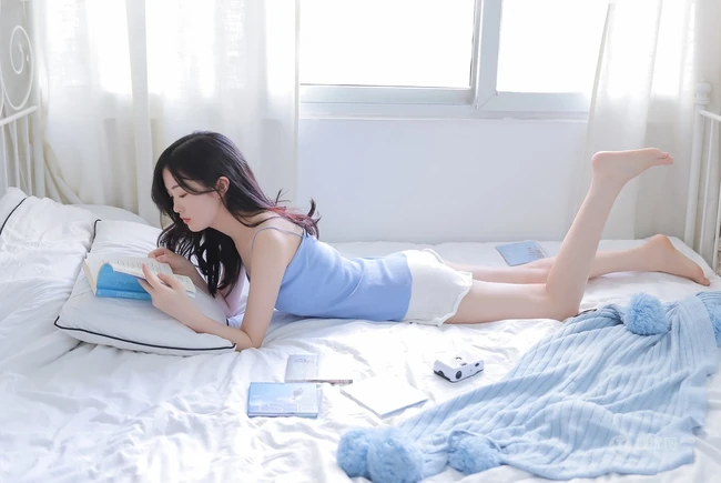 肩带短裤女孩的魅力，可爱型圆脸丸子头少女室内写真图片