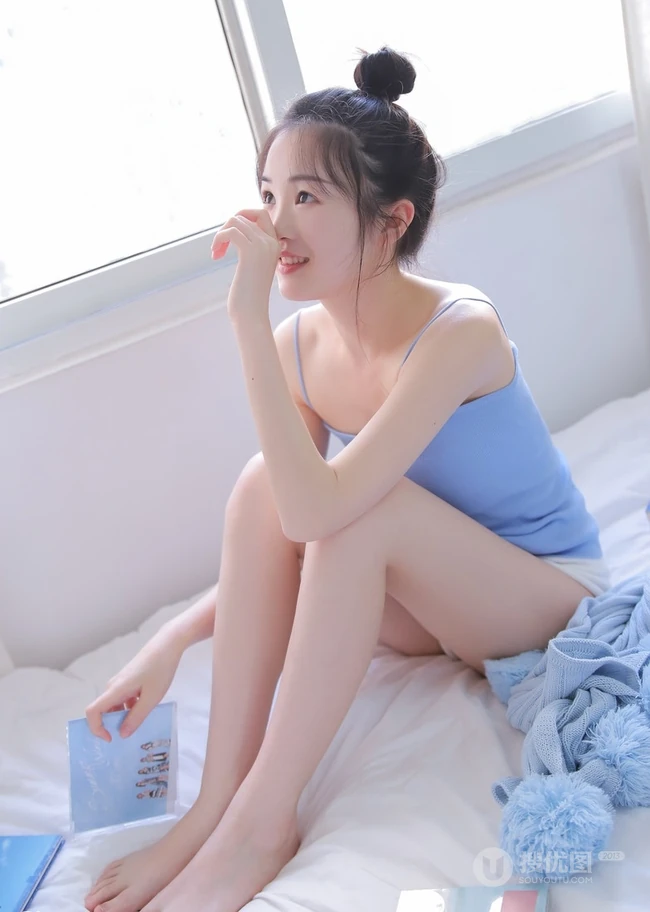 肩带短裤女孩的魅力，可爱型圆脸丸子头少女室内写真图片