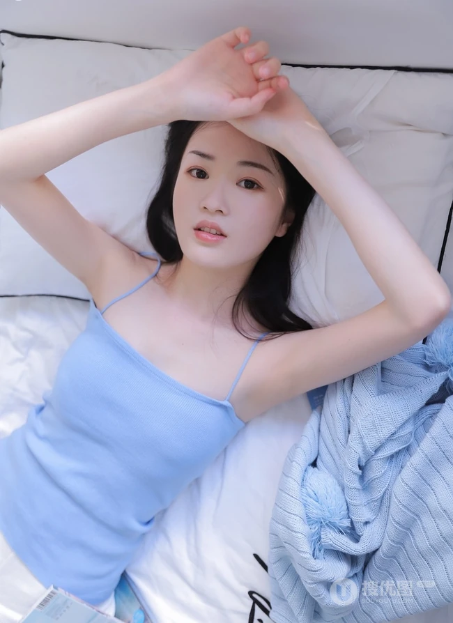 肩带短裤女孩的魅力，可爱型圆脸丸子头少女室内写真图片