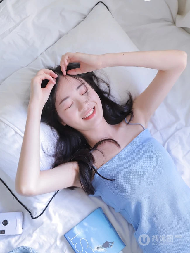 肩带短裤女孩的魅力，可爱型圆脸丸子头少女室内写真图片