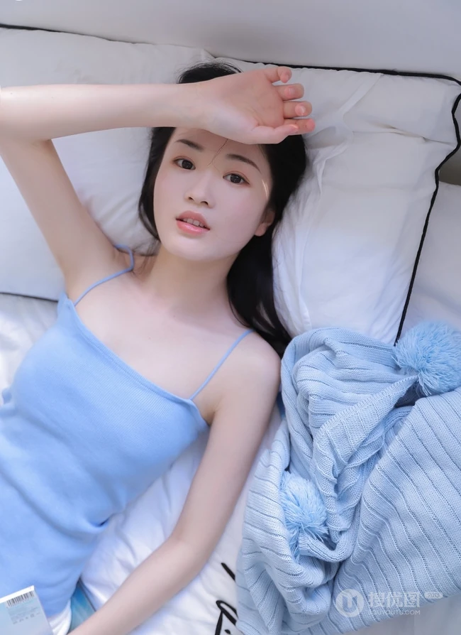 肩带短裤女孩的魅力，可爱型圆脸丸子头少女室内写真图片