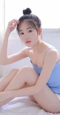 肩带短裤女孩的魅力，可爱型圆脸丸子头少女室内写真图片