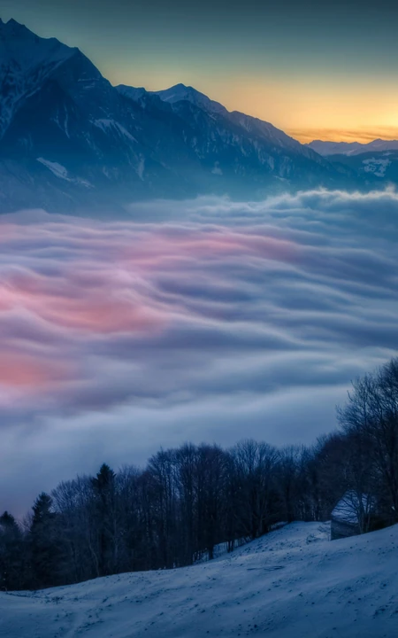 美丽的云海山脉，夕阳落山的唯美场景高清手机壁纸