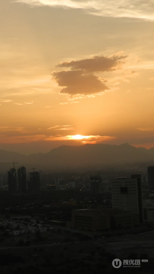 美丽的云海山脉，夕阳落山的唯美场景高清手机壁纸