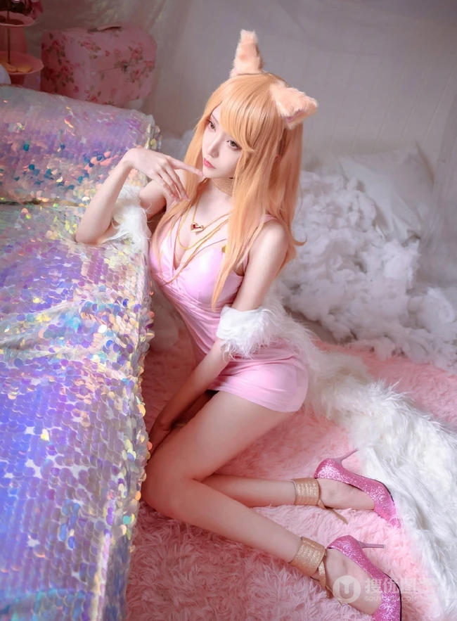 线条气质女生青青子Js气质K/DA同人阿狸cosplay室内写真