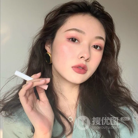 戴眼镜的女生，拽拽的烟熏妆社会女生头像合集