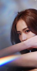 刘美彤大秀美背，着绿色闪光裙优雅动人写真图片