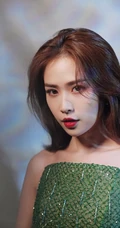 刘美彤大秀美背，着绿色闪光裙优雅动人写真图片