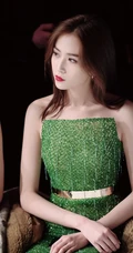 刘美彤大秀美背，着绿色闪光裙优雅动人写真图片