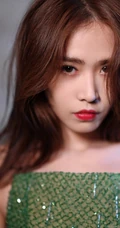 刘美彤大秀美背，着绿色闪光裙优雅动人写真图片