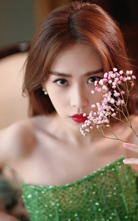 刘美彤大秀美背，着绿色闪光裙优雅动人写真图片